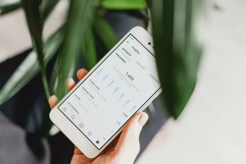 georgia-de-lotz--UsJoNxLaNo-unsplash Phone screen displaying Meta's Insights Feature