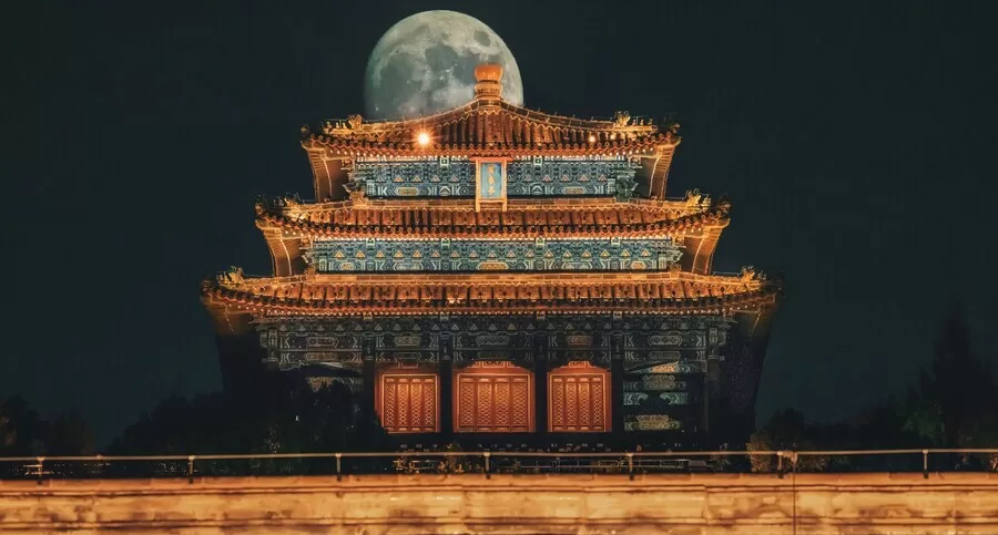 Traditional Chinese architecture under the full moon, symbolizing China’s waste-to-energy development within its cultural and environmental transformation.